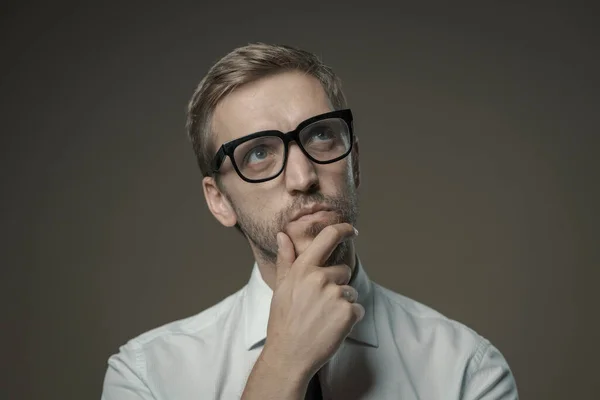 Uomo Intelligente Pensoso Con Gli Occhiali Che Pensa Con Mano — Foto Stock