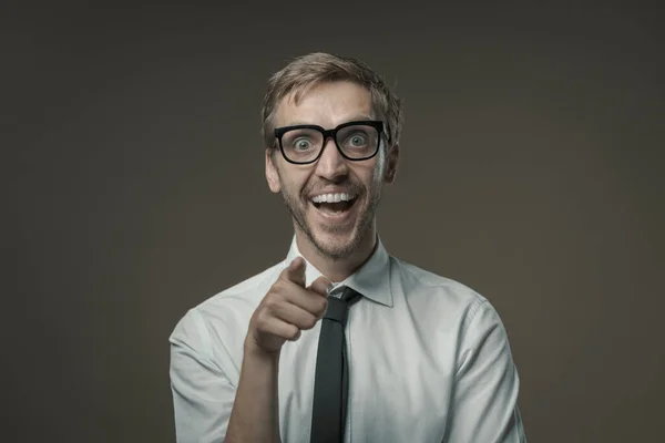 Empresário Com Óculos Sorrindo Apontando Para Câmera — Fotografia de Stock