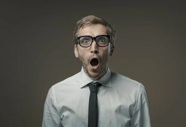 Joven Hombre Negocios Con Gafas Mirando Cámara Jadeando Está Sorprendido — Foto de Stock