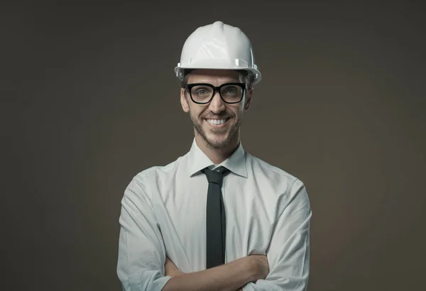 Впевнений Архітектор Посміхається Носить Шолом Безпеки Будівельну Промисловість Інженерну Концепцію — стокове фото