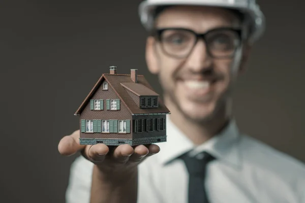 Architetto Sorridente Che Detiene Concetto Casa Modello Immobiliare Edilizia — Foto Stock