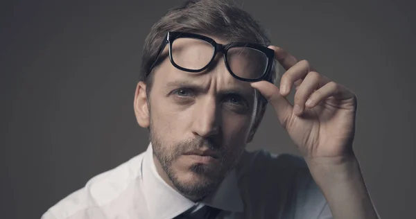 Hombre Mirando Fijamente Cámara Sosteniendo Gafas Está Confundido Tiene Problemas —  Fotos de Stock