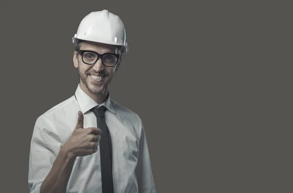 微笑自信的建筑师戴着安全帽 竖起大拇指 — 图库照片