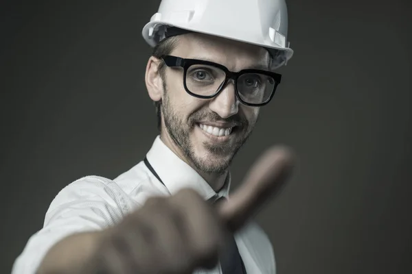 Sorridente Architetto Sicuro Indossa Casco Sicurezza Dando Pollice — Foto Stock