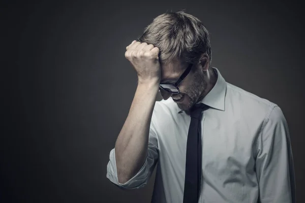 Stresli Bir Adamı Yüz Ifadesi Sergiliyor Hatasından Dolayı Utanç Duyuyor Stok Fotoğraf