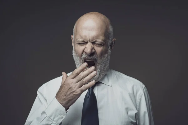 Τεμπέλης Κουρασμένος Μεσήλικας Επιχειρηματίας Χασμουριέται Και Νυστάζει Καλύπτει Στόμα Του — Φωτογραφία Αρχείου