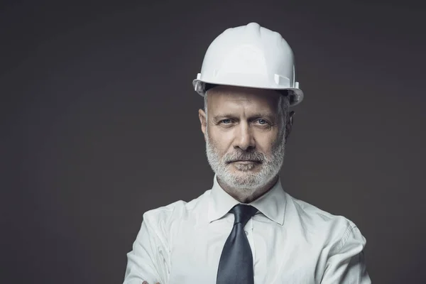 Hombre Negocios Sonriente Con Casco Seguridad Ingeniería Concepto Negocio Seguro —  Fotos de Stock