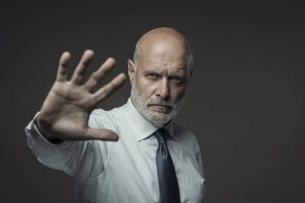 Επιχειρηματικό Στέλεχος Δείχνει Χέρι Του Και Κάνει Μια Χειρονομία Stop — Φωτογραφία Αρχείου