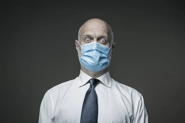 Bezorgde Zakenman Met Wijd Open Ogen Met Een Chirurgisch Masker — Stockfoto