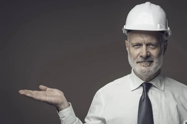 Sonriente Hombre Negocios Mediana Edad Ingeniero Con Casco Seguridad Presentando —  Fotos de Stock