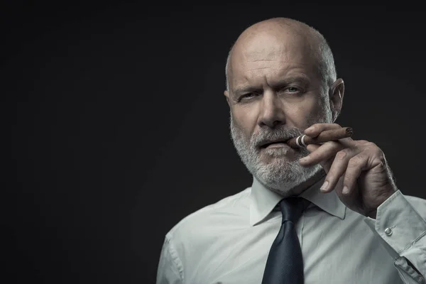 Confiado Ejecutivo Senior Negocios Fumando Cigarro Mirando Cámara —  Fotos de Stock