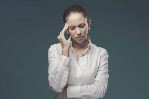 Jonge Professionele Vrouw Aanraken Van Haar Tempels Lijdt Met Hoofdpijn — Stockfoto