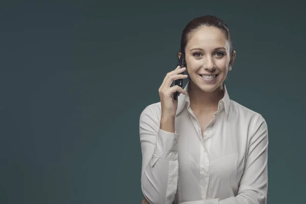 Young Beautiful Woman Having Phone Call Her Smartphone She Smiling — Stock Photo, Image