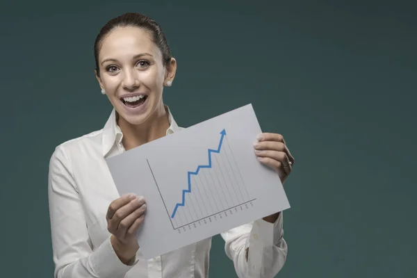 Fröhliche Geschäftsfrau Mit Einem Wachsenden Finanzdiagramm Mit Pfeil Nach Oben — Stockfoto