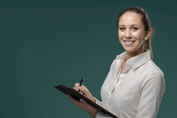 Femme Professionnelle Souriante Écrivant Des Notes Sur Presse Papiers Regardant — Photo