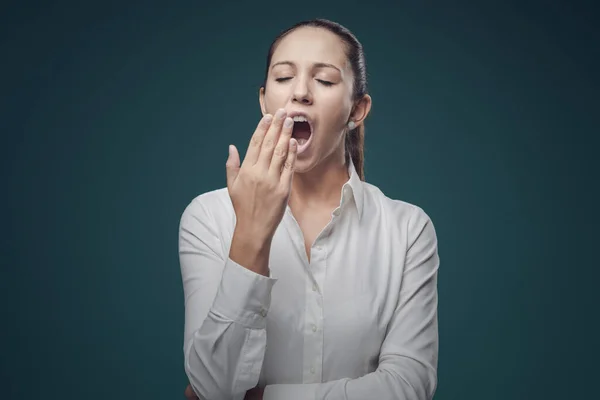 怠惰な眠いビジネス女性Yawningと彼女の口 退屈と疲労の概念をカバー — ストック写真