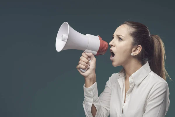 Boze Bazige Vrouw Die Orders Geeft Een Megafoon Communicatie Marketing — Stockfoto