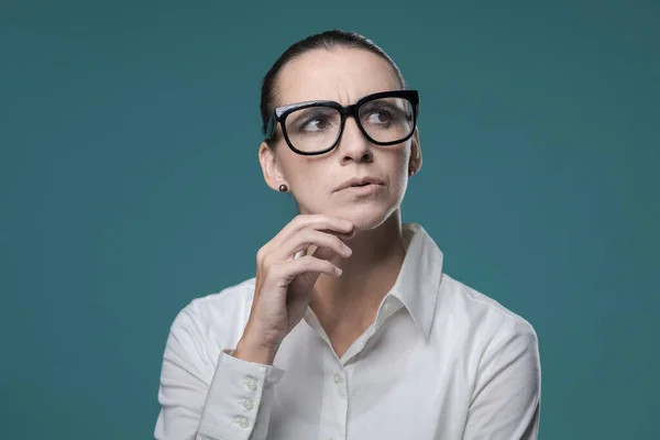 Besorgte Nachdenkliche Frau Die Mit Der Hand Kinn Denkt Trifft — Stockfoto