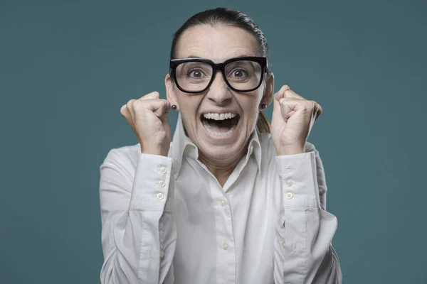 Jovem Empresária Alegre Feliz Celebrando Seu Sucesso Com Punhos Levantados — Fotografia de Stock