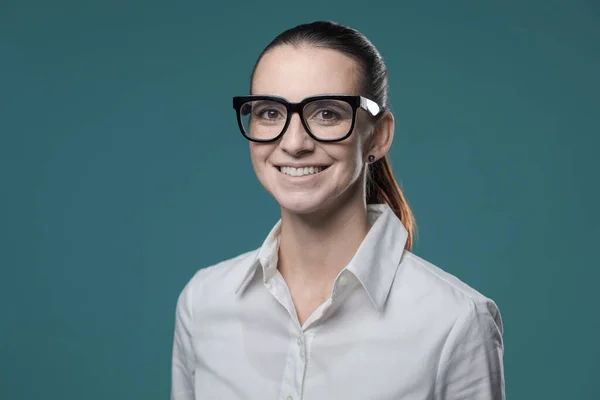 Joven Empresaria Confiada Posando Con Gafas Ella Sonríe Cámara — Foto de Stock