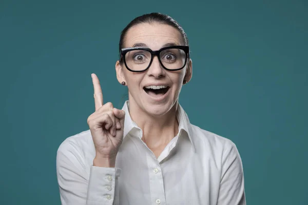 Empresária Feliz Tendo Uma Ideia Inteligente Apontando Para Cima — Fotografia de Stock