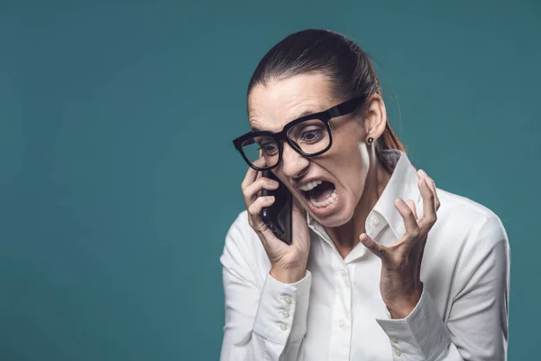 Wütende Gestresste Geschäftsfrau Ruft Telefon Sie Ist Nervös Und Enttäuscht — Stockfoto