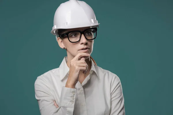 Giovane Donna Affari Pensierosa Che Indossa Casco Sicurezza Pensa Con — Foto Stock