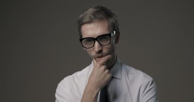 İş adamları şirketleri için kazanma stratejisi geliştiriyor.