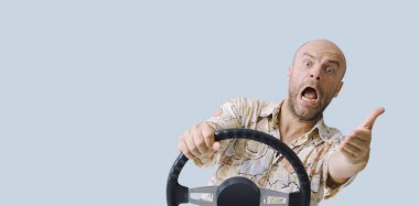 Sinirli bir sürücü trafik sıkışıklığında, bağırıyor, el kol hareketi yapıyor, kopyalama alanı.