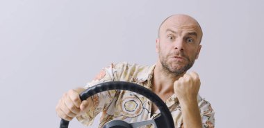 Sinirli bir sürücü trafikte sıkıştı, yumruğunu gösteriyor, boşluğu kopyala.