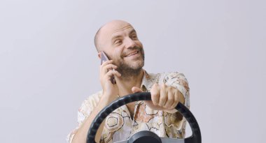 Sorumsuz dikkatsiz sürücü arabasını kullanırken akıllı telefonunu kullanıyor, güvenlik kavramını kullanıyor, boşluğu kopyalıyor.