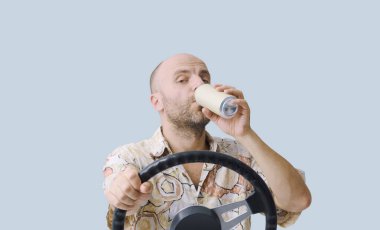 Arabasını sürerken alkol alan dikkatsiz sürücü, güvenlik konsepti, kopyalama alanı