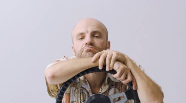 Sıkıntılı bir sürücü trafikte sıkıştı, direksiyona yaslandı ve bekliyor, kopyalama alanı