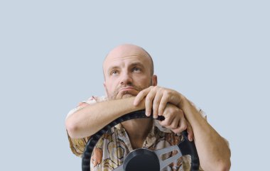 Sıkıntılı bir sürücü trafikte sıkıştı, direksiyona yaslandı ve bekliyor, kopyalama alanı