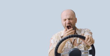 Sorumsuz sürücü araba kullanırken uykuya dalıyor, direksiyonu tutuyor ve esniyor, kopyalama alanı.