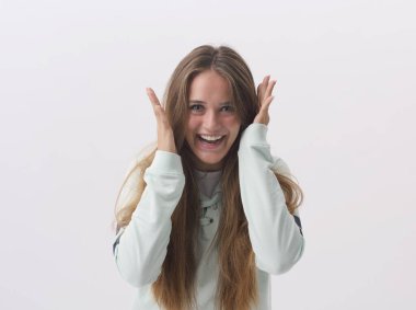 Beyaz arka planda izole edilmiş, kameraya gülümseyen neşeli genç bir kadının portresi.