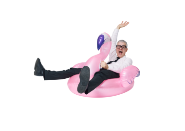 Şişme flamingoya binen neşeli, komik bir işletme yöneticisi. Tatile çıkıyor.