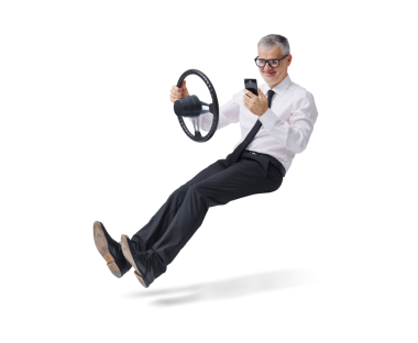 Sorumsuz dikkatsiz işadamı görünmez bir araba kullanırken akıllı telefonunu kullanıyor, direksiyonu tutuyor ve havada süzülüyor.