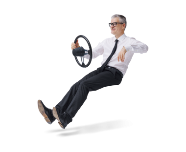 Rahat gülümseyen adam görünmez bir araba kullanıyor, direksiyon tutuyor ve havada süzülüyor.