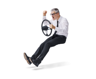 Hayali bir araba kullanırken trafiğe takılmış saldırgan kaba bir adam, el kol hareketi yapıyor ve bağırıyor.