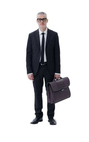 Elinde evrak çantasıyla, beyaz arka plandaki kameraya bakarak duran koyu renk takım elbiseli bir iş adamı.