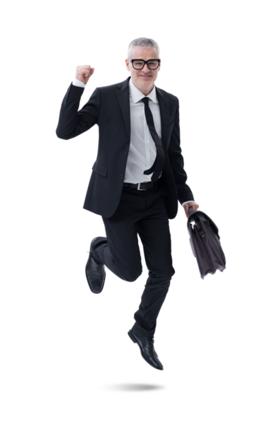 Elinde evrak çantası olan koyu renk takım elbiseli bir işadamı başarısını kutlarken sevinçle atlıyor..