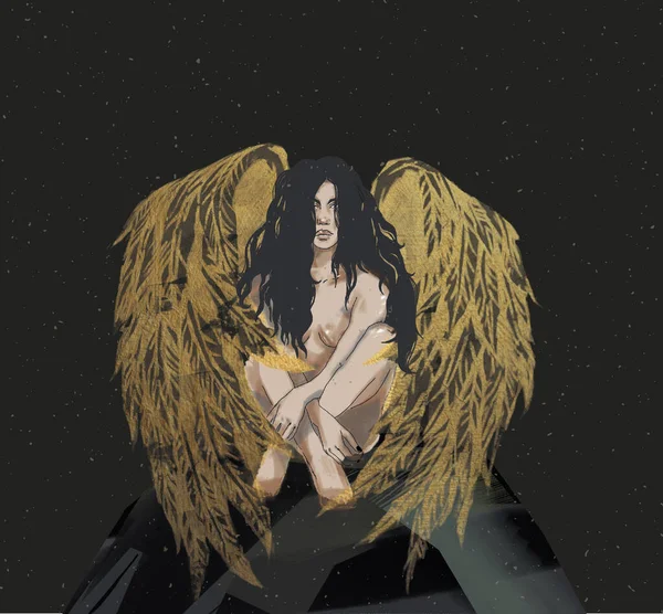 天上的天使女孩坐在石头上 她的翅膀是恶魔的翅膀 羽毛是金色的翅膀 背景是漆黑的 — 图库照片