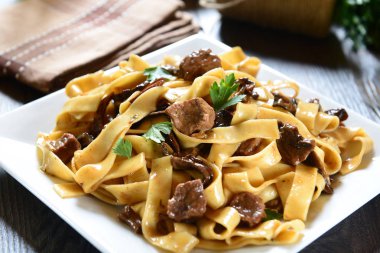 Lezzetli makarna mantar ile