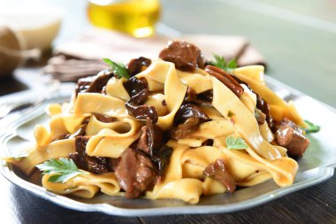 Lezzetli makarna mantar ile