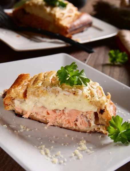 Delicioso pastel con salmón —  Fotos de Stock