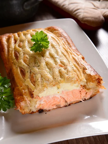 연어와 맛 있는 파이 — 스톡 사진