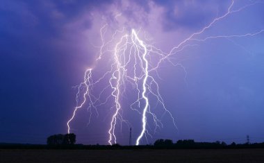 Geceleri şimşek çakar