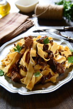 Lezzetli makarna mantar ile