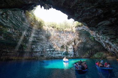 Ünlü melissani göl adada Kefalonia, Yunanistan